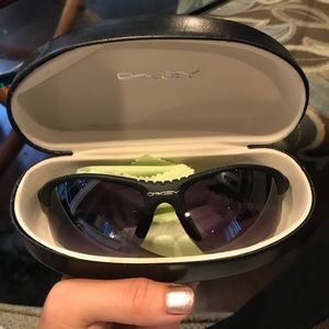 oakley sunglasses. comes with case and lense clean